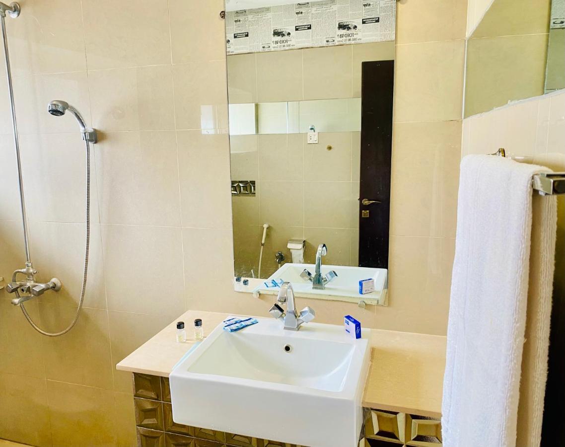 Hotel Royal One Μουλτάν Εξωτερικό φωτογραφία